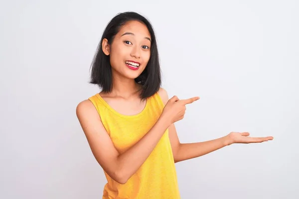 Ung Kinesisk Kvinna Bär Gul Casual Shirt Stående Över Isolerad — Stockfoto