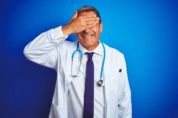 Hombre Guapo Médico Mediana Edad Con Estetoscopio Sobre Fondo Azul —  Fotos de Stock