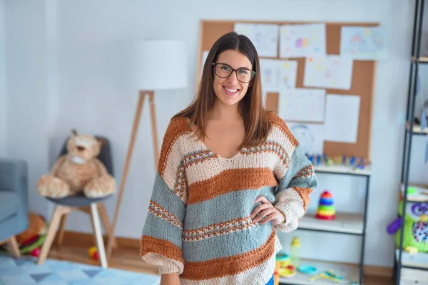 Joven Mujer Hermosa Maestra Sonriendo Feliz Confiada Pie Con Sonrisa — Foto de Stock