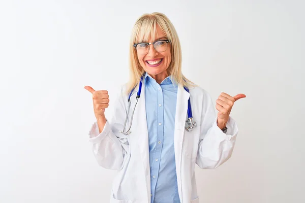 Médecin Âge Moyen Femme Portant Des Lunettes Stéthoscope Sur Fond — Photo