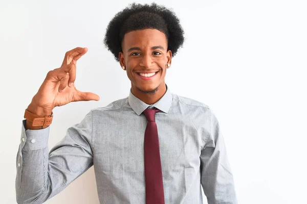 Молодий Афроамериканський Бізнесмен Краватці Стоїть Над Ізольованим Білим Фоном Усміхаючись — стокове фото