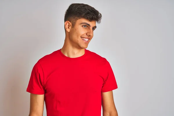 Hombre Indio Joven Con Camiseta Roja Pie Sobre Fondo Blanco — Foto de Stock