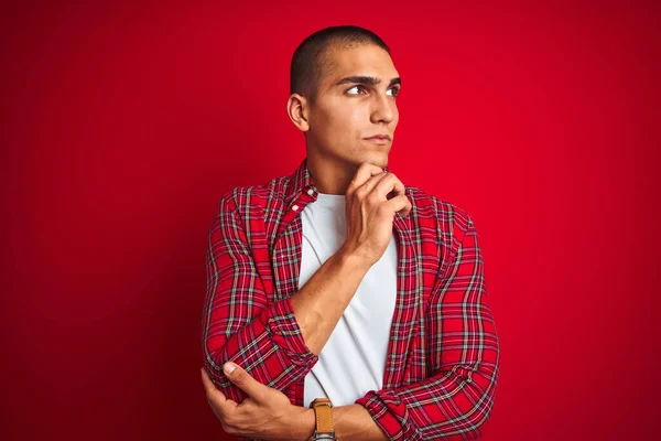 Mladý Pohledný Muž Košili Který Hlídá Červené Izolované Pozadí Rukou — Stock fotografie
