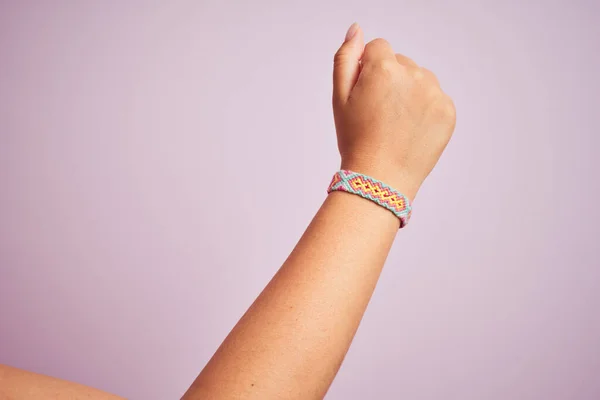 Modell Arm Mit Schönem Handgefertigten Bunten Armband Handgelenk — Stockfoto