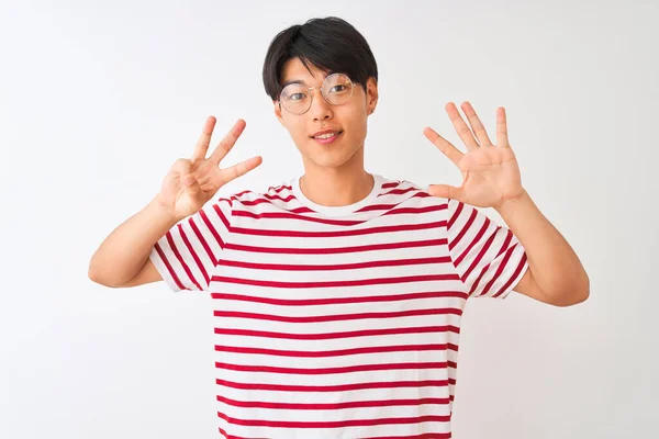 Jovem Chinês Vestindo Óculos Camiseta Listrada Sobre Fundo Branco Isolado — Fotografia de Stock