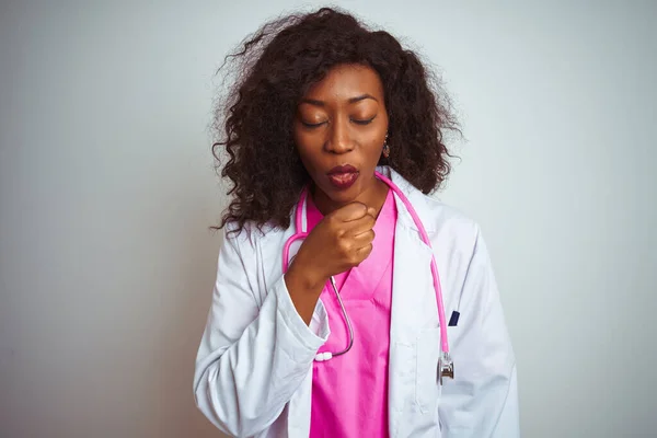 Mujer Médica Afroamericana Que Usa Estetoscopio Rosa Sobre Fondo Blanco —  Fotos de Stock