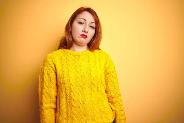 Mulher Ruiva Bonita Usando Camisola Inverno Sobre Fundo Amarelo Isolado — Fotografia de Stock