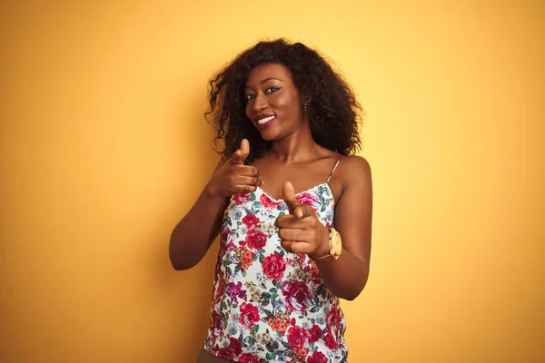 Africano Americano Mulher Vestindo Floral Verão Shirt Sobre Isolado Amarelo — Fotografia de Stock