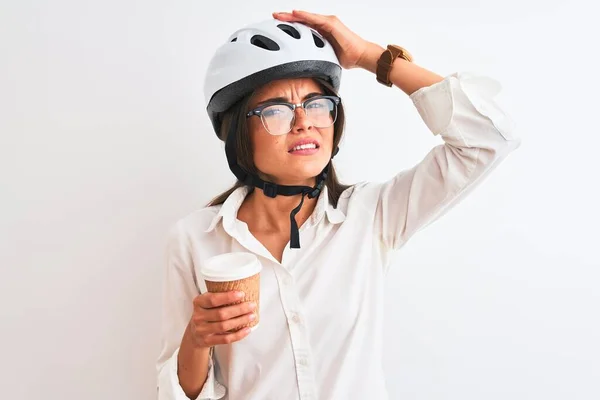 Gyönyörű Üzletasszony Visel Kerékpáros Sisak Ivás Kávé Felett Elszigetelt Fehér — Stock Fotó