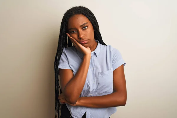 Mujer Afroamericana Joven Con Camisa Rayas Pie Sobre Fondo Blanco —  Fotos de Stock