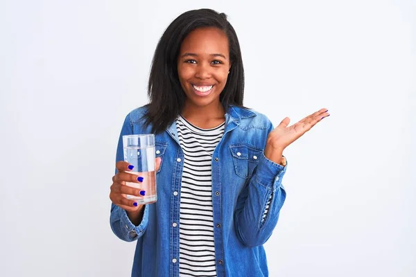 Joven Mujer Afroamericana Bebiendo Vaso Agua Dulce Sobre Fondo Aislado — Foto de Stock