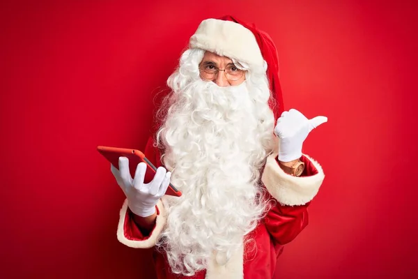 Homem Meia Idade Vestindo Traje Papai Noel Usando Tablet Sobre — Fotografia de Stock