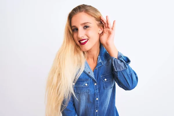 Jovem Mulher Bonita Vestindo Camisa Ganga Casual Sobre Fundo Branco — Fotografia de Stock