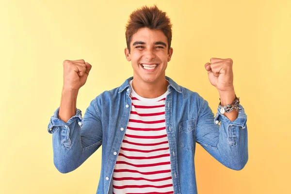 Joven Hombre Guapo Con Camiseta Rayas Camisa Mezclilla Sobre Fondo —  Fotos de Stock