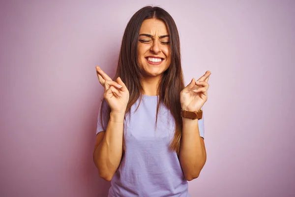 Ung Vacker Kvinna Bär Casual Shirt Stående Över Isolerade Rosa — Stockfoto