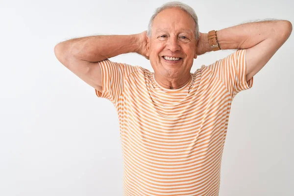 Starší Šedovlasý Muž Pruhovaném Tričku Stojí Nad Osamělým Bílým Pozadím — Stock fotografie
