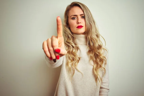 Hermosa Mujer Con Suéter Cuello Alto Invierno Sobre Fondo Blanco — Foto de Stock