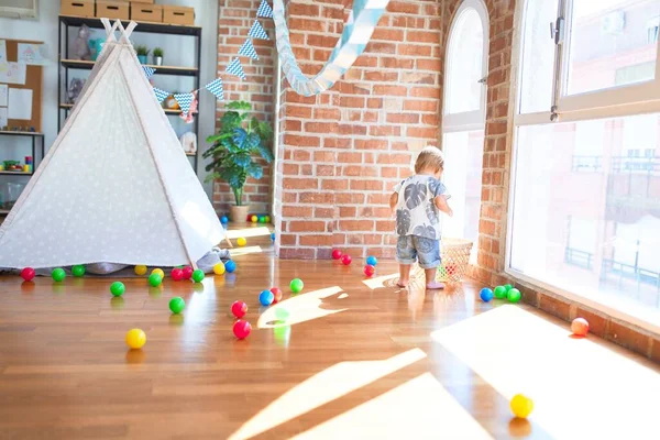 Bedårande Småbarn Som Leker Med Bollar Runt Massor Leksaker Dagis — Stockfoto