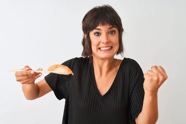 Schöne Frau Isst Lachs Nigiri Sushi Mit Essstäbchen Über Isoliertem — Stockfoto