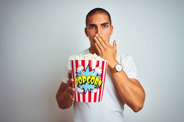Mladý Pohledný Muž Jíst Popcorn Přes Bílé Izolované Pozadí Kryt — Stock fotografie