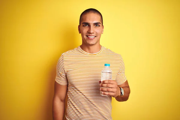 Joven Hombre Guapo Sosteniendo Botella Agua Plástico Sobre Fondo Aislado —  Fotos de Stock