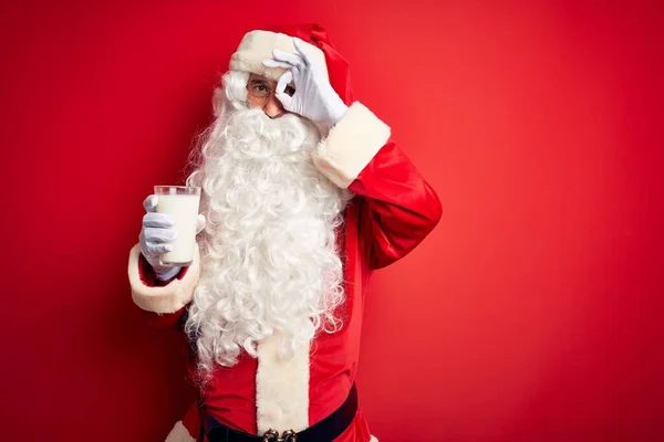 Starší Muž Kostýmu Santa Claus Drží Sklenici Mléka Přes Izolované — Stock fotografie