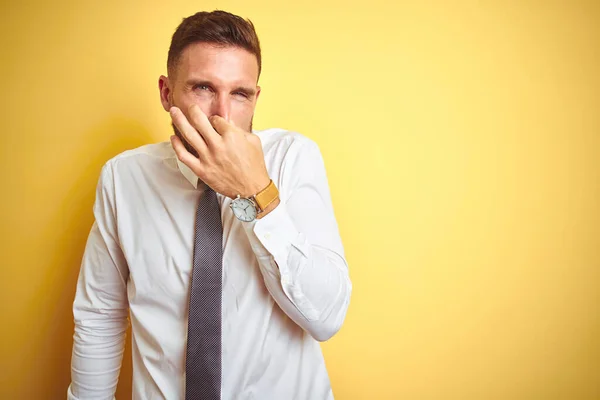 Junger Gutaussehender Geschäftsmann Elegantem Weißem Hemd Über Gelbem Isoliertem Hintergrund — Stockfoto