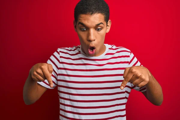 Jovem Bonito Árabe Homem Vestindo Listrado Shirt Sobre Isolado Vermelho — Fotografia de Stock