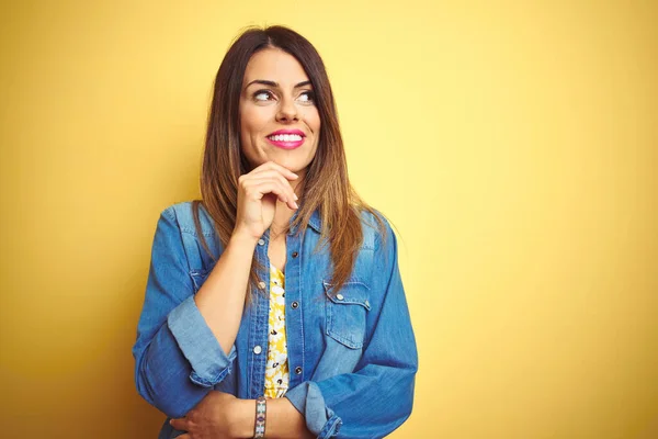 Jonge Mooie Vrouw Staat Gele Geïsoleerde Achtergrond Met Hand Kin — Stockfoto