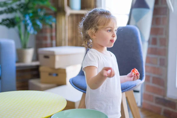 Hermosa Niña Niño Comiendo Fresa — Foto de Stock