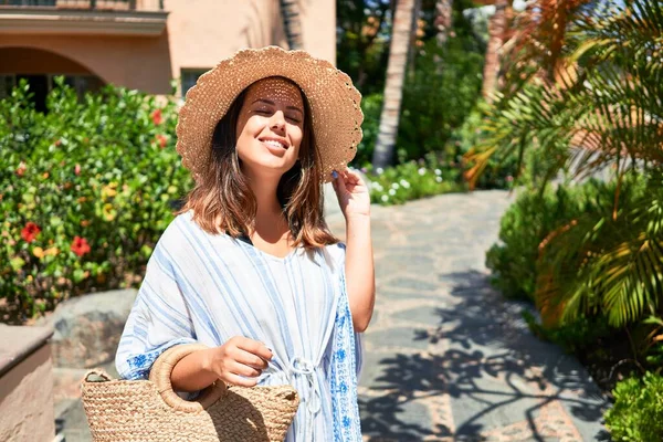 Jovem Mulher Bonita Sorrindo Feliz Desfrutando Dia Ensolarado Verão Hotel — Fotografia de Stock