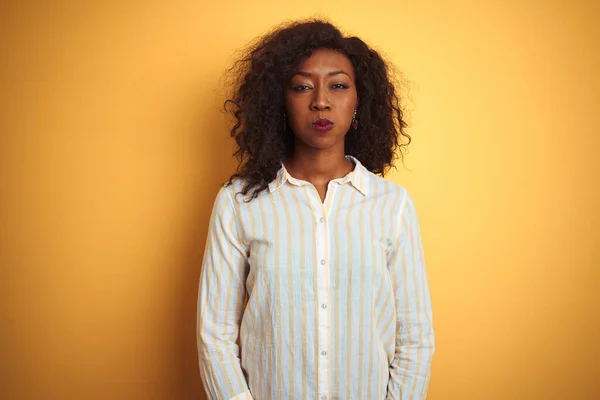 Çizgili Tişört Giyen Afro Amerikalı Bir Kadın Izole Edilmiş Sarı — Stok fotoğraf