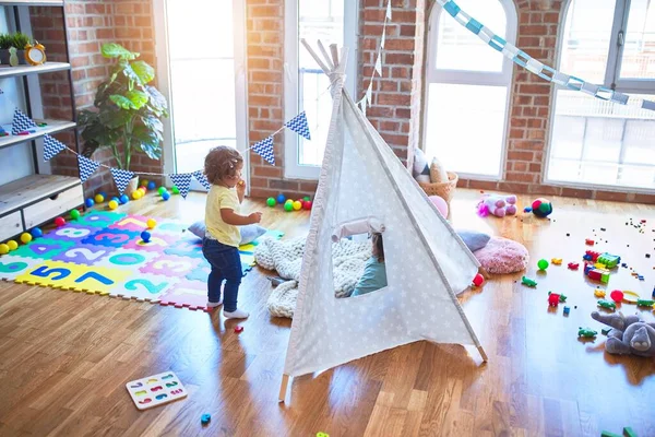 Entzückende Kleinkinder Spielen Kindergarten Mit Tipi Jede Menge Spielzeug — Stockfoto