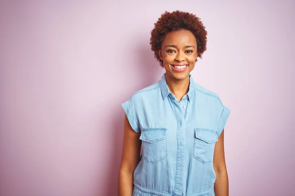 Joven Mujer Afroamericana Hermosa Con Pelo Afro Sobre Fondo Rosa — Foto de Stock