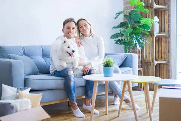 Jovem Casal Bonito Com Cão Sentado Sofá Uma Nova Casa — Fotografia de Stock