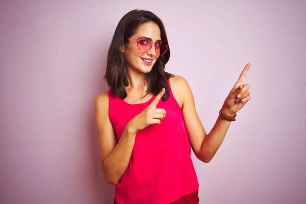 Hermosa Mujer Con Divertidas Gafas Sol Forma Corazón Rosa Sobre —  Fotos de Stock