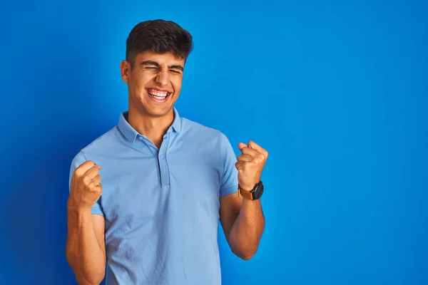 Jeune Homme Indien Portant Polo Décontracté Debout Sur Fond Bleu — Photo