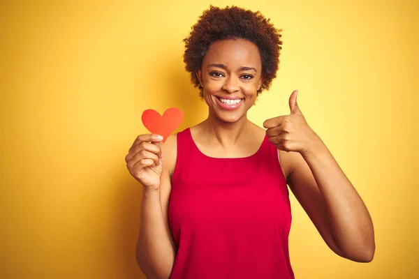 Африканская Американка Держит Романтические Бумажные Сердца Желтом Изолированном Фоне Счастливый — стоковое фото