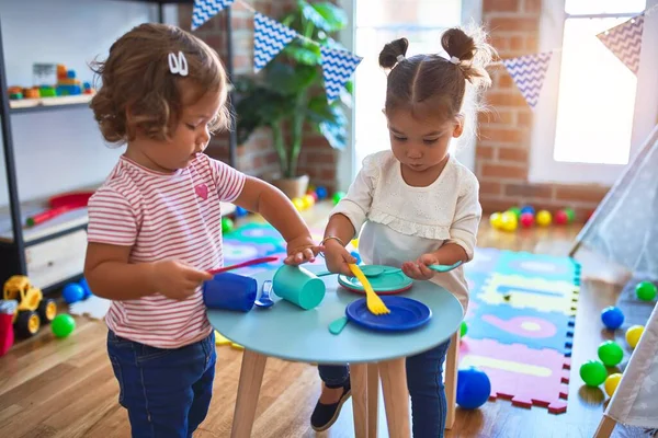 Schattige Peuters Spelen Maaltijden Met Plastic Voedsel Bestek Speelgoed Kleuterschool — Stockfoto