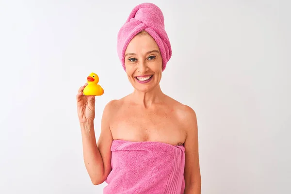 Mulher Meia Idade Usando Toalha Chuveiro Segurando Brinquedo Pato Sobre — Fotografia de Stock