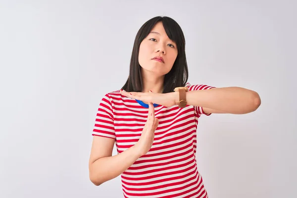 Jonge Mooie Chinese Vrouw Draagt Rood Gestreepte Shirt Geïsoleerde Witte — Stockfoto