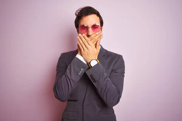 Jovem Empresário Bonito Vestindo Terno Óculos Sol Sobre Fundo Rosa — Fotografia de Stock