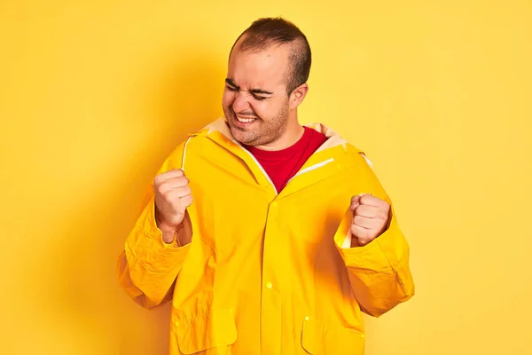 Giovane Uomo Che Indossa Cappotto Antipioggia Piedi Sfondo Giallo Isolato — Foto Stock