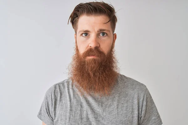 Joven Pelirrojo Irlandés Hombre Usando Camiseta Pie Sobre Fondo Gris —  Fotos de Stock