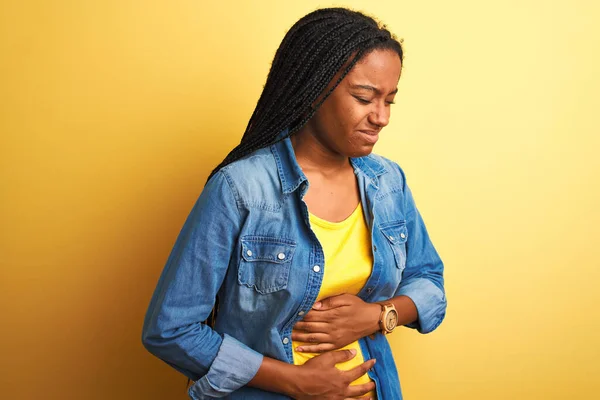 Junge Afrikanisch Amerikanische Frau Jeanshemd Vor Isoliertem Gelben Hintergrund Mit — Stockfoto