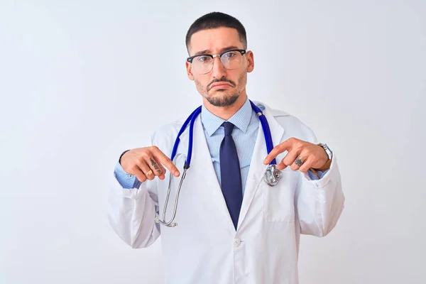 Steteskop Takan Genç Doktor Üzgün Üzgün Görünüyor Parmaklarıyla Yönü Gösteriyor — Stok fotoğraf