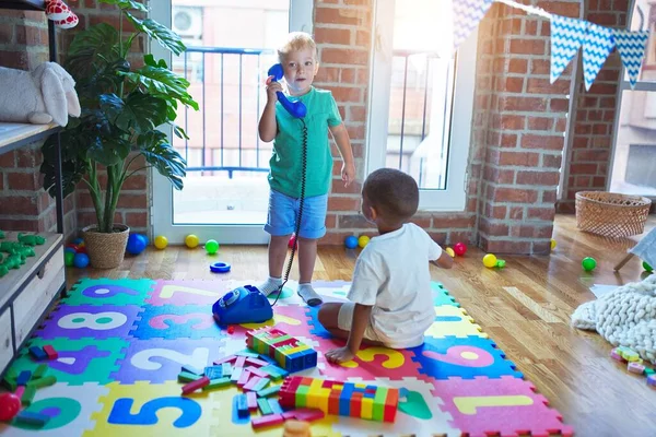 Adoráveis Crianças Brincando Torno Muitos Brinquedos Jardim Infância — Fotografia de Stock