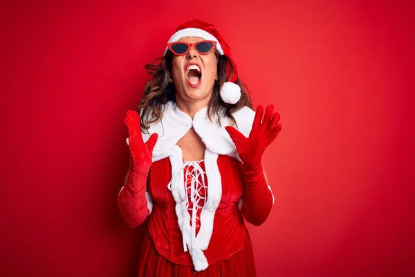 Donna Mezza Età Indossa Costume Babbo Natale Occhiali Sole Sfondo — Foto Stock