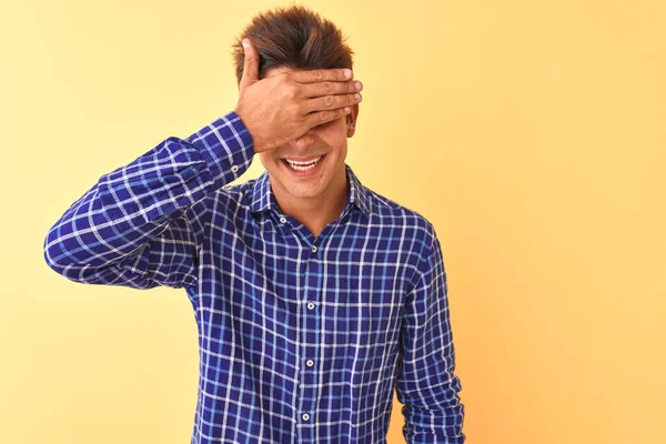 Joven Hombre Guapo Con Camisa Casual Pie Sobre Fondo Amarillo —  Fotos de Stock