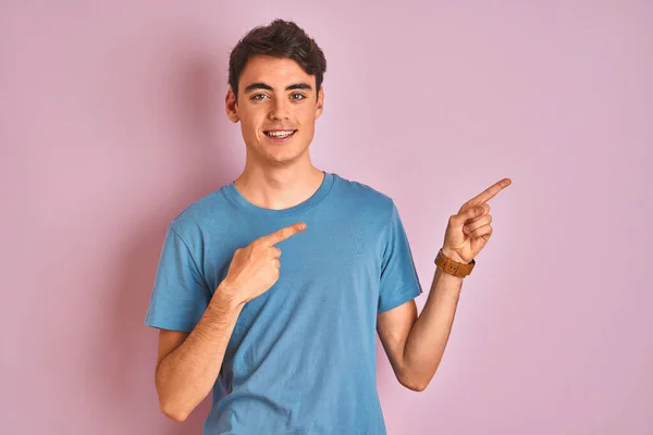 Adolescente Con Camiseta Casual Pie Sobre Fondo Azul Aislado Sonriendo —  Fotos de Stock